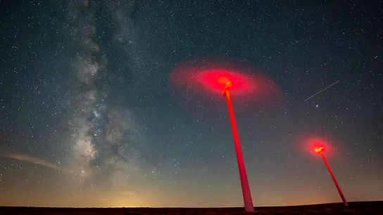 Vista de la Vía Láctea sobre varios molinos de viento en el páramo de La Lora, entre el observatorio astronómico de Cantabria y la comunidad de Castilla y León Vía Láctea