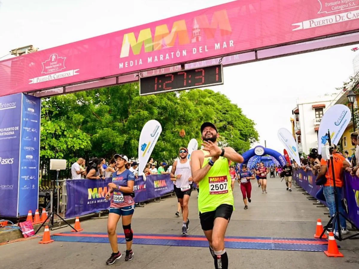 sacudir regular a nombre de Muere un corredor en plena media maratón cuando iba a cruzar la línea de  meta
