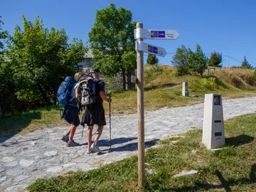 Dos peregrinos haciendo el Camino de Santiago Dos peregrinos haciendo el Camino de Santiago