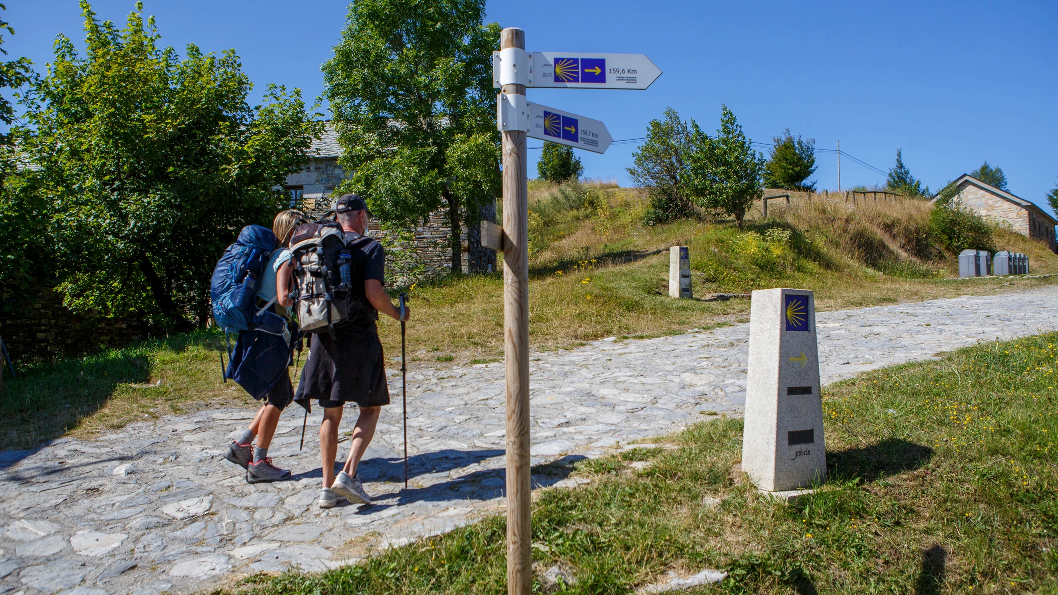 Dos peregrinos haciendo el Camino de Santiago Dos peregrinos haciendo el Camino de Santiago