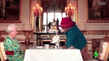 Isabel II toma el té con el oso Paddington en Buckingham Palace