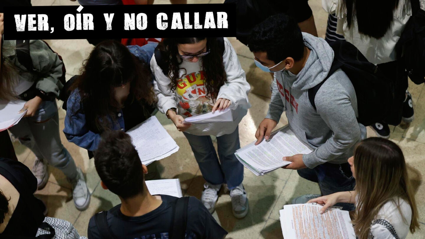 Hora del descanso en la EvAU: bocatas, m&oacute;viles y frases