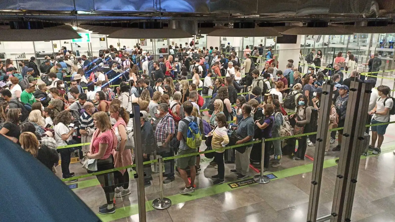 Imagen de la larga cola que se forma en el control policial del aeropuerto de Barajas, en Madrid.