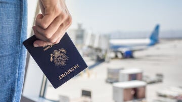 Chico con pasaporte en el aeropuerto