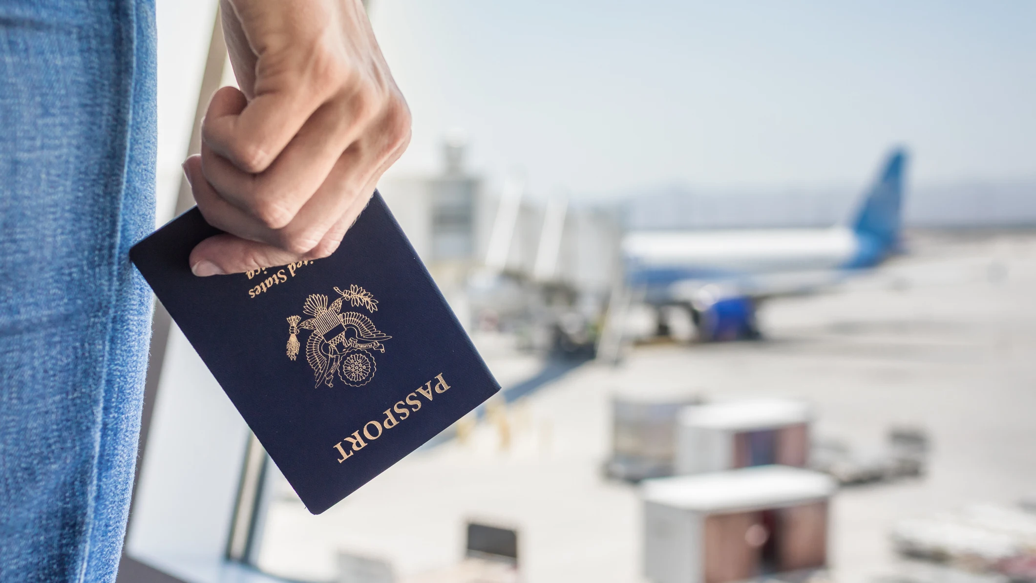 Chico con pasaporte en el aeropuerto Chico con pasaporte en el aeropuerto