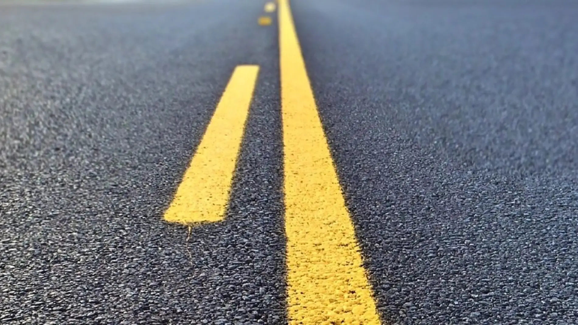 Líneas amarillas en la carretera