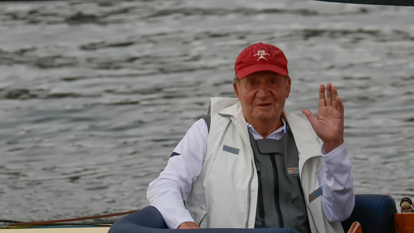 El rey emérito Juan Carlos I a bordo del ""Bribón" en Sanxenxo El rey emérito Juan Carlos I a bordo del ""Bribón" en Sanxenxo