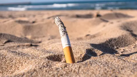Cigarro en la playa Cigarro en la playa