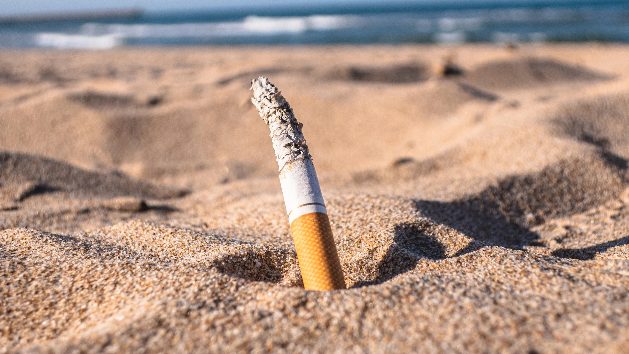 Cigarro en la playa Cigarro en la playa