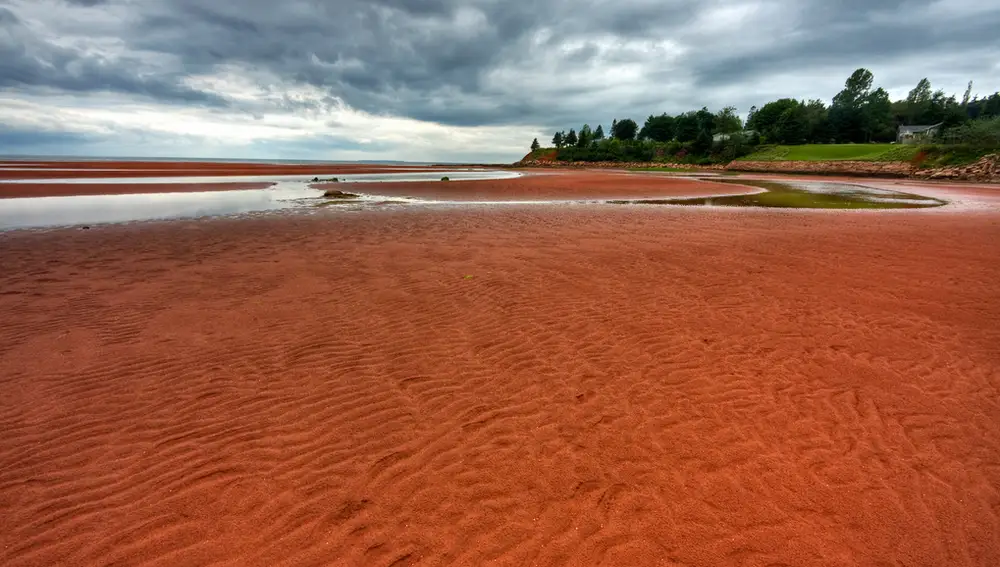 Playa de arena color terracota...