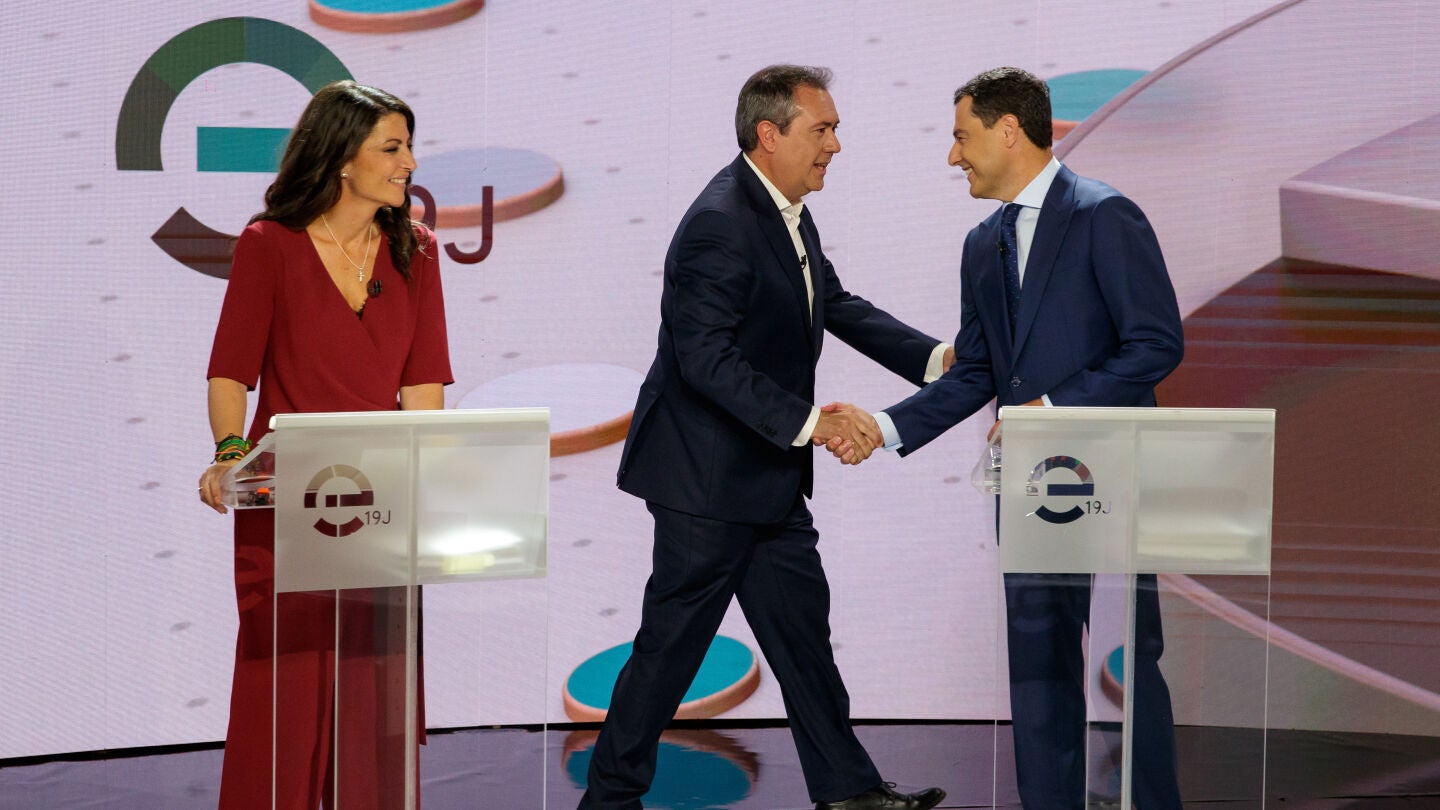 Juan Espadas y Juanma Moreno se saludan durante el debate previo a las elecciones en Andaluc&iacute;a. A su lado, Macarena Olona