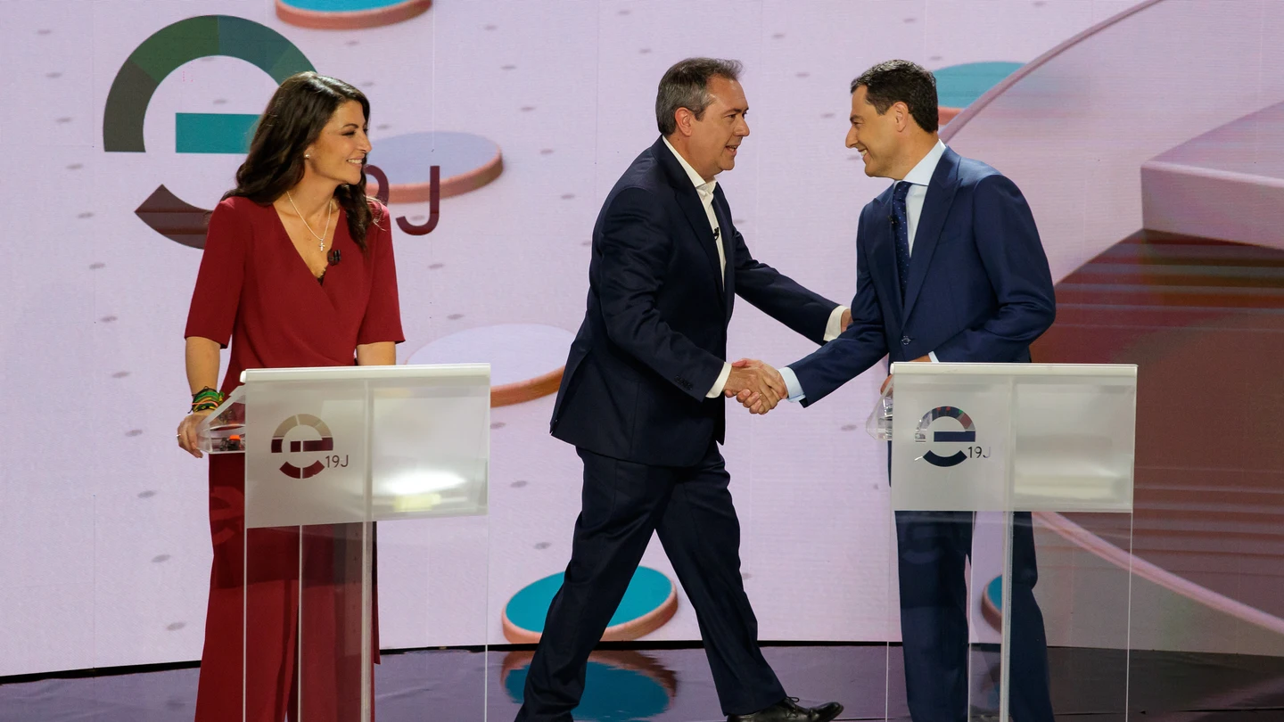 Juan Espadas y Juanma Moreno se saludan durante el debate previo a las elecciones en Andalucía. A su lado, Macarena Olona Juan Espadas y Juanma Moreno se saludan durante el debate previo a las elecciones en Andalucía. A su lado, Macarena Olona