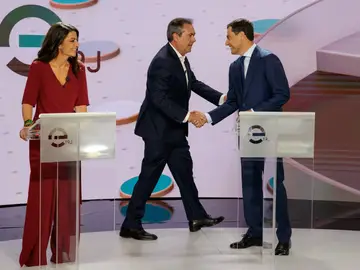 Juan Espadas y Juanma Moreno se saludan durante el debate previo a las elecciones en Andalucía. A su lado, Macarena Olona