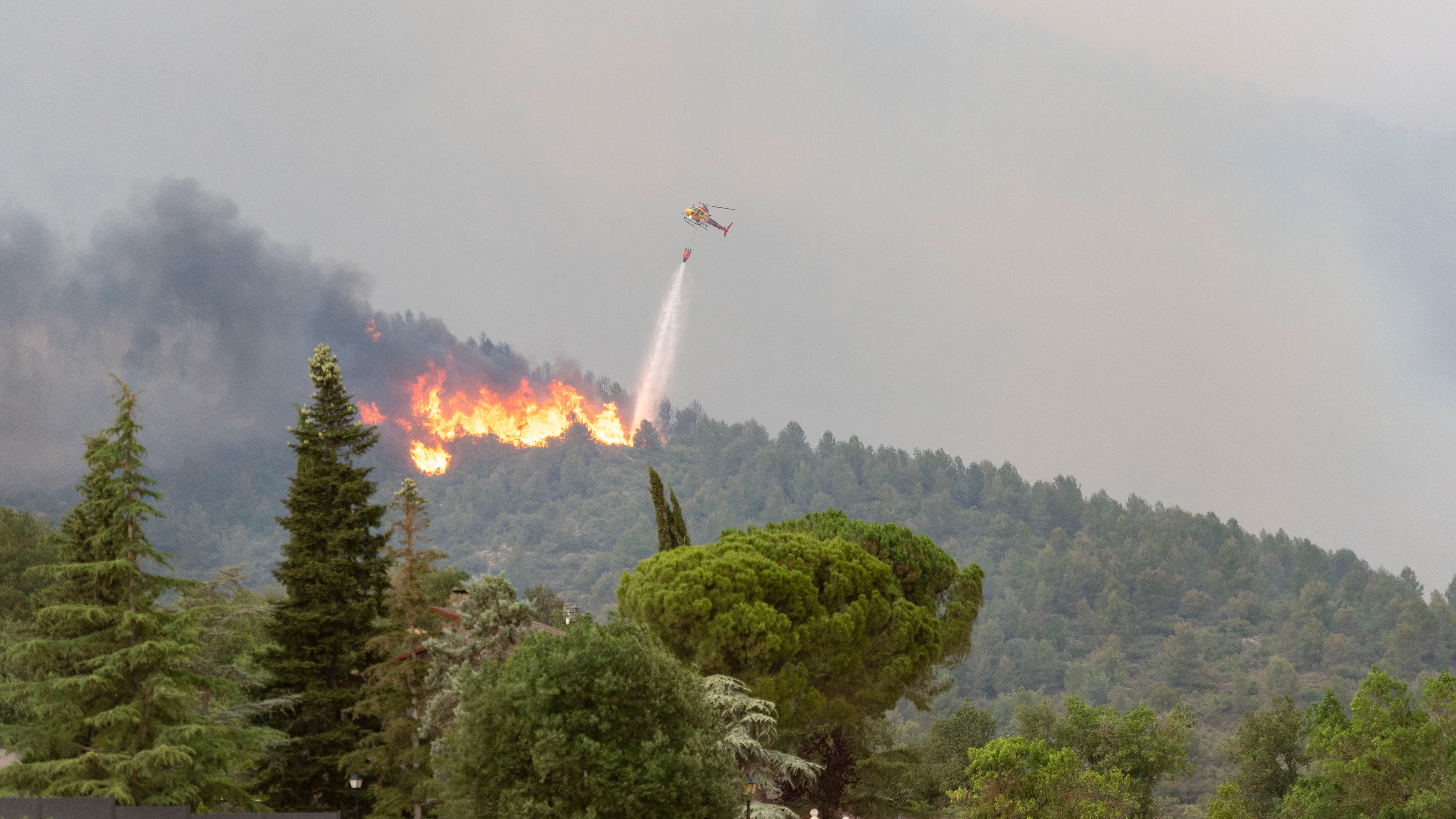 Los Bomberos de la Generalitat trabajan en la extinción de ocho incendios