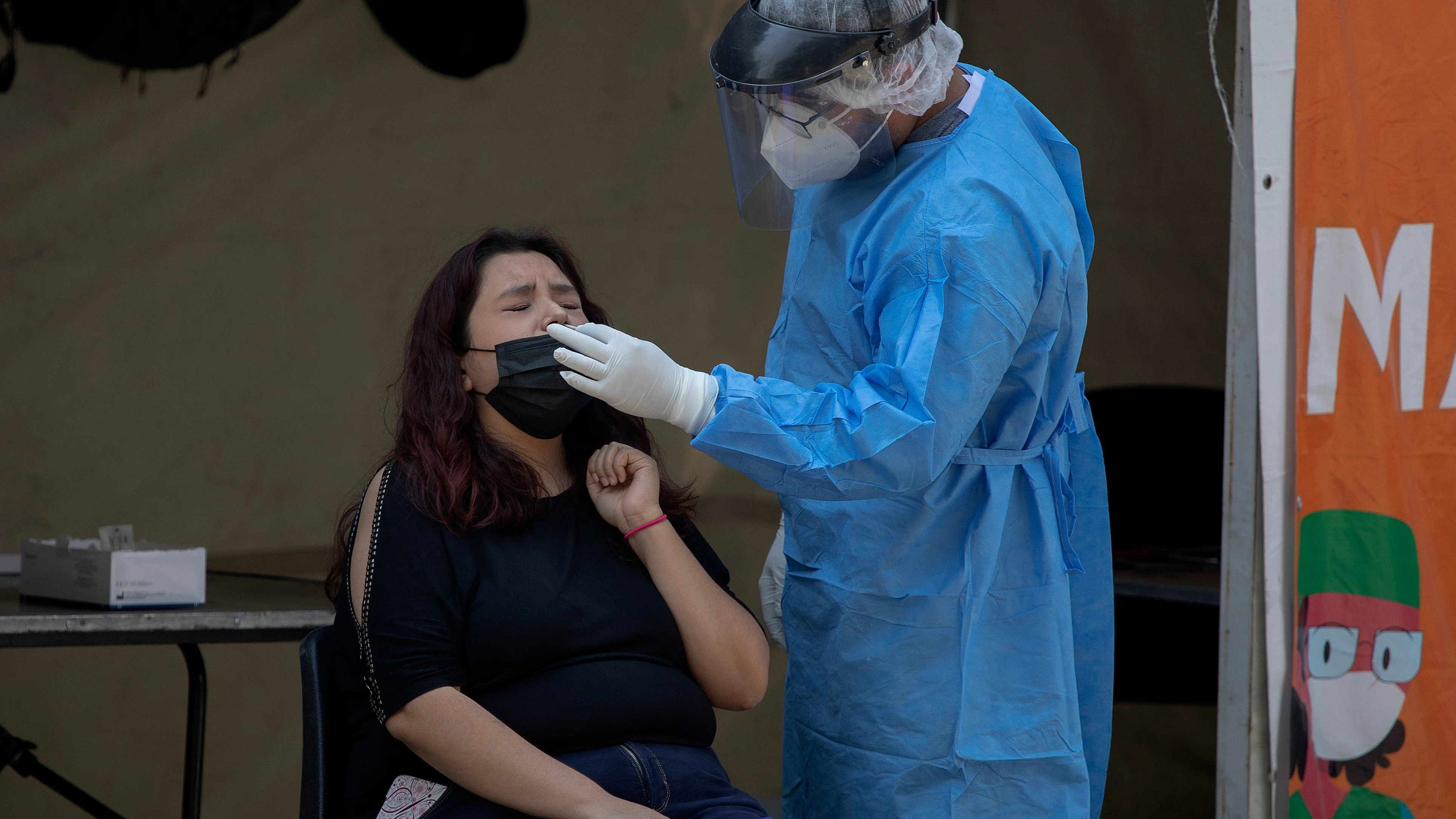 Imagen de archivo de una mujer sometiéndose a una PCR