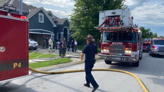 Los bomberos en el lugar del incendio provocado por un perro en Missouri
