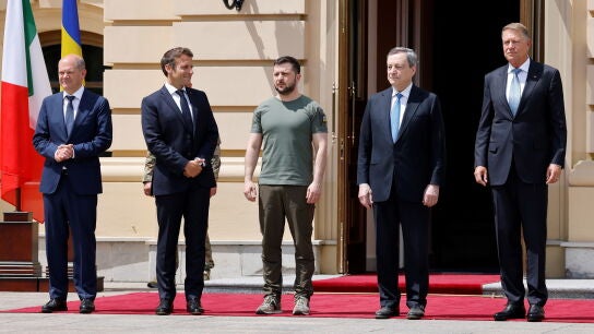 Olaf Scholz, Emmanuel Macron, Volod&iacute;mir Zelenski, Mario Draghi se re&uacute;nen en Kiev.