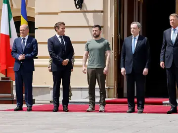 Olaf Scholz, Emmanuel Macron, Volodímir Zelenski, Mario Draghi se reúnen en Kiev.