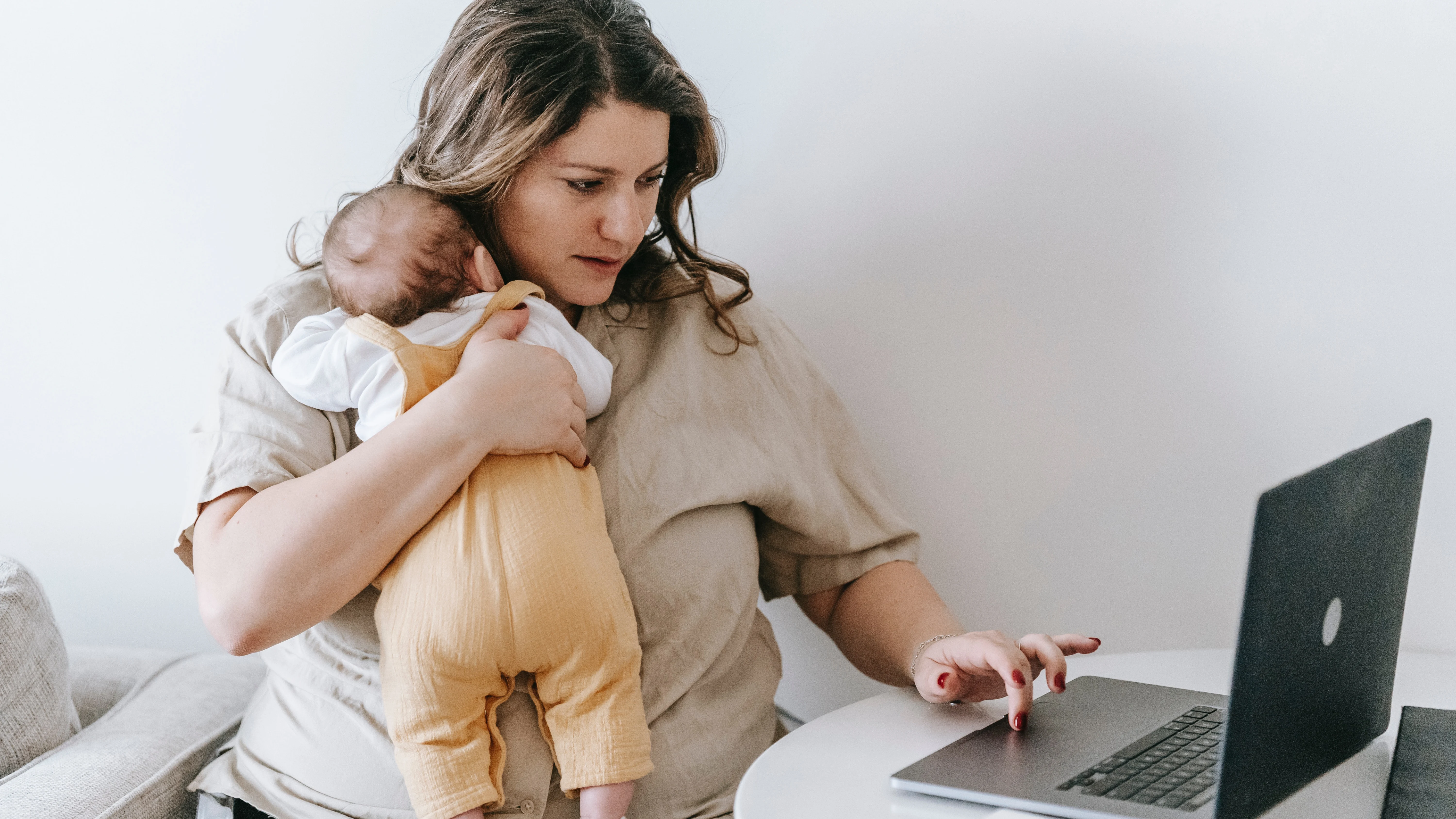 Llega el verano y aumenta el estrés por la conciliación: comprueba si sufres el burnout parental