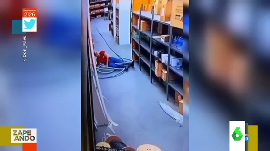 El vídeo viral de un hombre que se asusta con una manguera El vídeo viral de un hombre que se asusta con una manguera