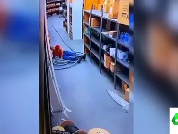 El vídeo viral de un hombre que se asusta con una manguera