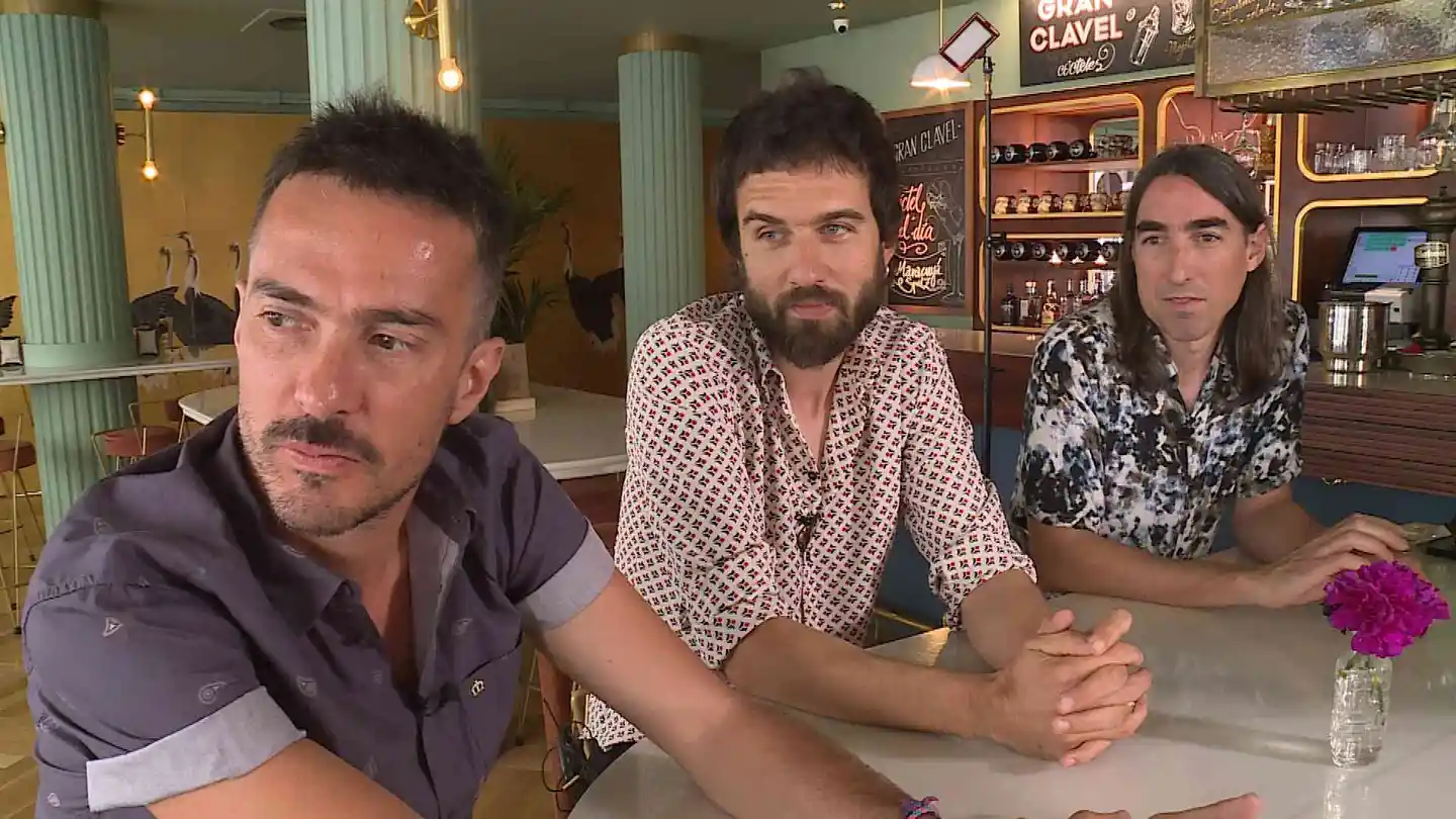 Pucho, Guille Galván y el Indio, de Vetusta Morla, durante su entrevista Previa al concierto en el Wanda Metropolitano