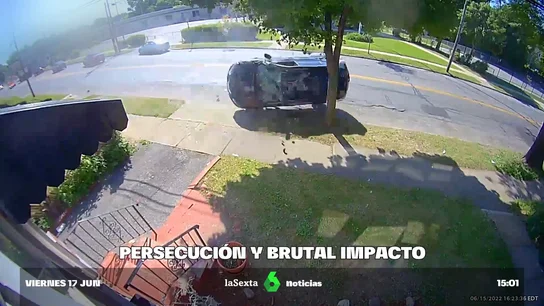 El vídeo de la persecución de película a dos delincuentes en Nueva York: dan vueltas de campana y tratan de huir rompiendo la luna El vídeo de la persecución de película a dos delincuentes en Nueva York: dan vueltas de campana y tratan de huir rompiendo la luna