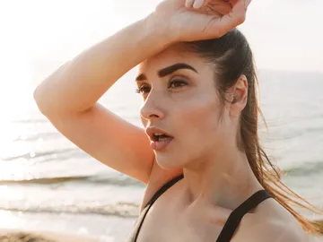 Mujer cansada en la playa Mujer cansada en la playa