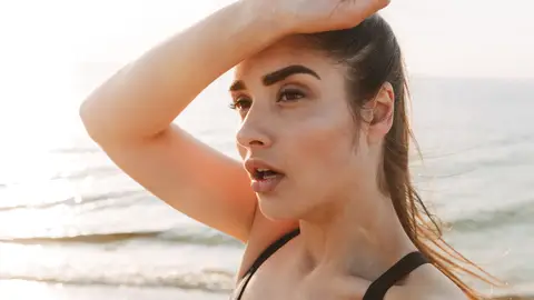 Mujer cansada en la playa Mujer cansada en la playa