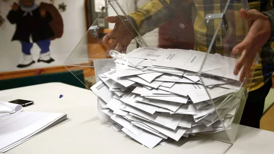Una urna llena de papeletas de unas elecciones, a punto de ser contabilizadas Una urna llena de papeletas de unas elecciones, a punto de ser contabilizadas