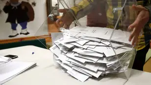 Una urna llena de papeletas de unas elecciones, a punto de ser contabilizadas