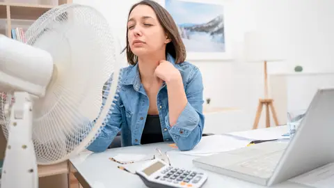 Mujer frente al ventilador Mujer frente al ventilador