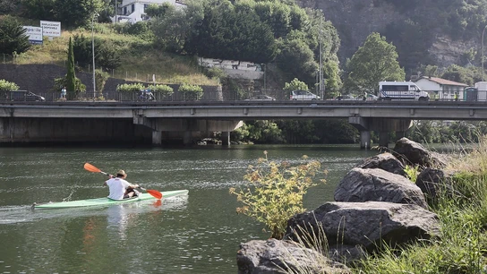 Un hombre navega en canoa por el río Bidasoa a su paso por Irún este sábado Un hombre navega en canoa por el río Bidasoa a su paso por Irún este sábado
