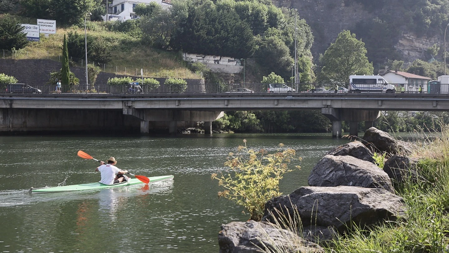 Un hombre navega en canoa por el río Bidasoa a su paso por Irún este sábado Un hombre navega en canoa por el río Bidasoa a su paso por Irún este sábado