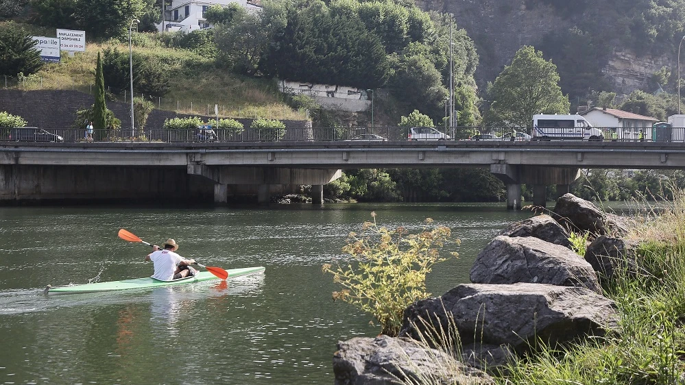 Un hombre navega en canoa por el río Bidasoa a su paso por Irún este sábado