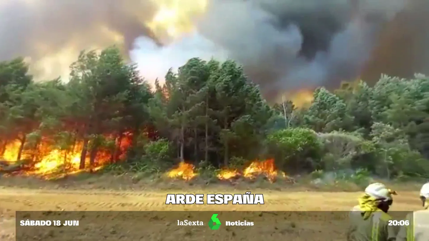 Las llamas calcinan ya 20.000 hectáreas y 7 pueblos siguen desalojados en la Sierra de la Culebra (Zamora) Las llamas calcinan ya 20.000 hectáreas y 7 pueblos siguen desalojados en la Sierra de la Culebra (Zamora)