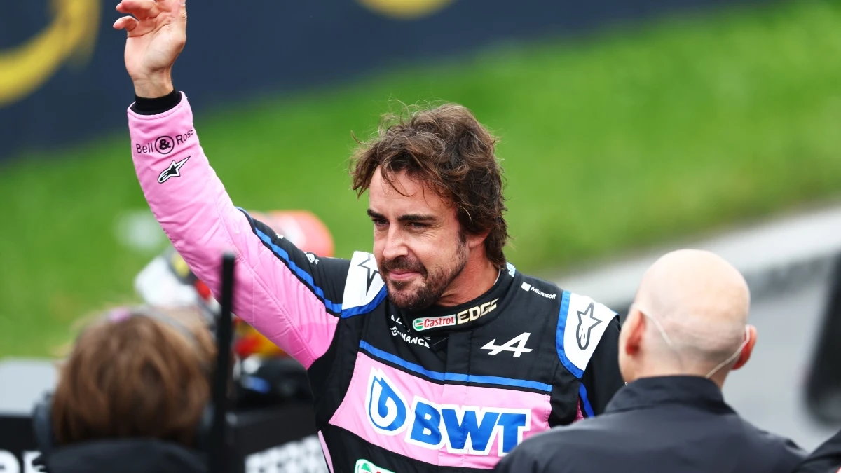 Fernando Alonso saluda al público de Canadá