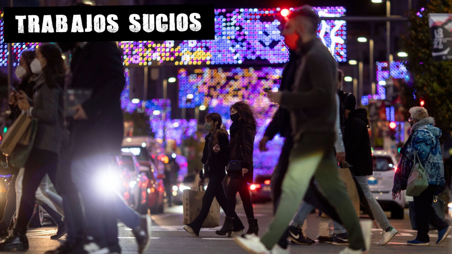 Imagen de archivo de personas paseando por Gran V&iacute;a (Madrid)
