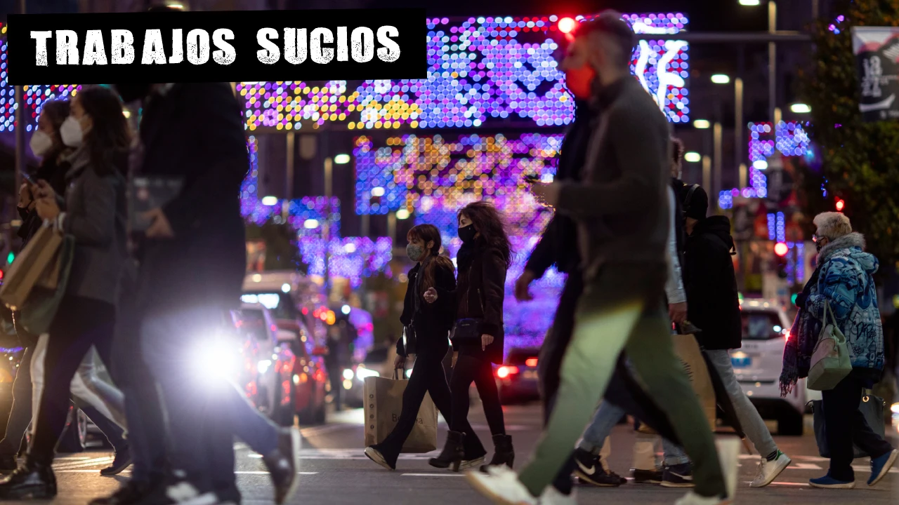Imagen de archivo de personas paseando por Gran Vía (Madrid)