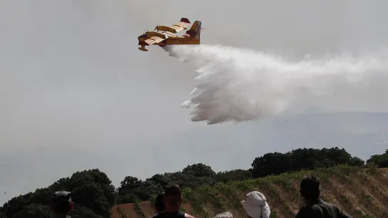 Vista de los trabajos para extinguir el fuego en la localidad de San Martín de Unx Vista de los trabajos para extinguir el fuego en la localidad de San Martín de Unx
