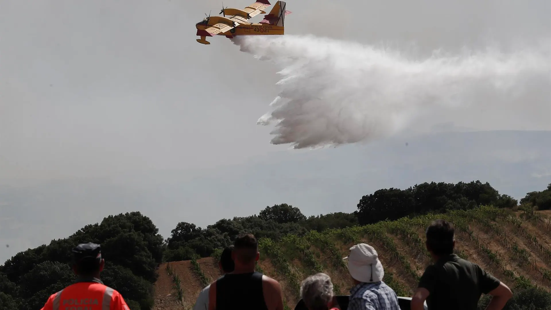 Vista de los trabajos para extinguir el fuego en la localidad de San Martín de Unx