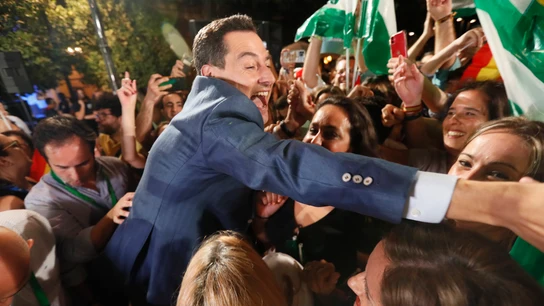 Juanma Moreno arrasa con mayoría absoluta en Andalucía conteniendo a Vox y ante la caída en desgracia de Ciudadanos Juanma Moreno arrasa con mayoría absoluta en Andalucía conteniendo a Vox y ante la caída en desgracia de Ciudadanos
