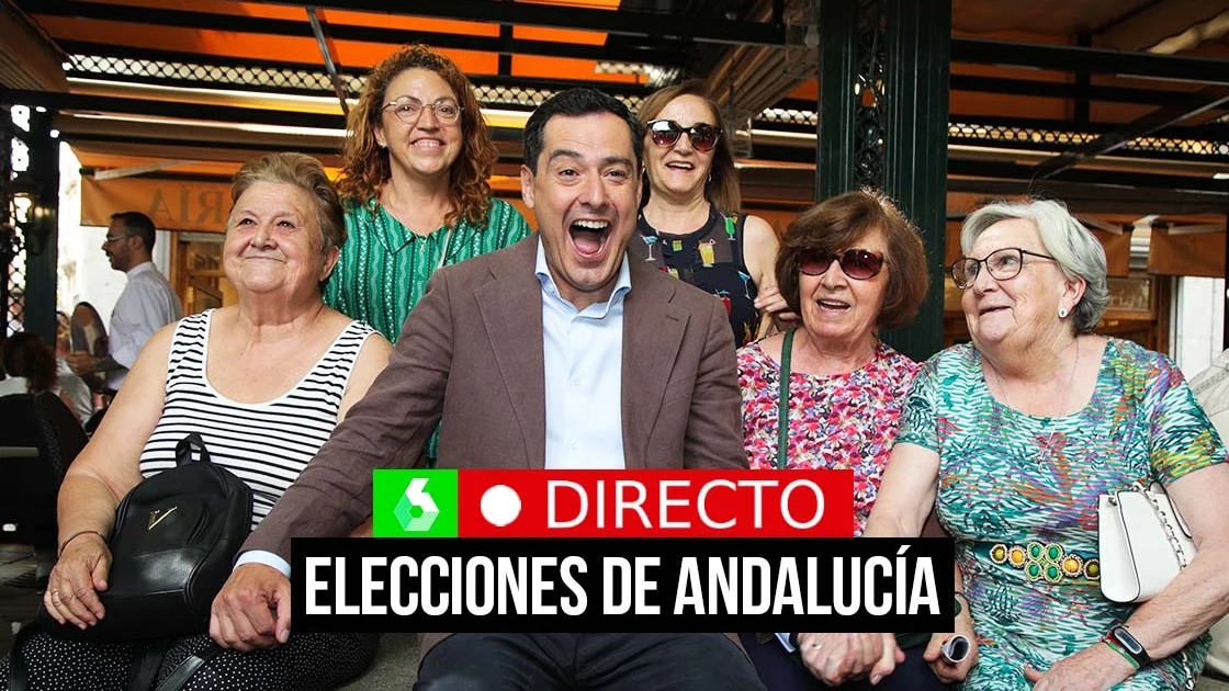 El candidato del PP a la reelección en la Junta, Juanma Moreno, bromea con un grupo de mujeres durante un paseo por Granada cuando se celebran las fiestas del Corpus con el desfile de La Tarasca