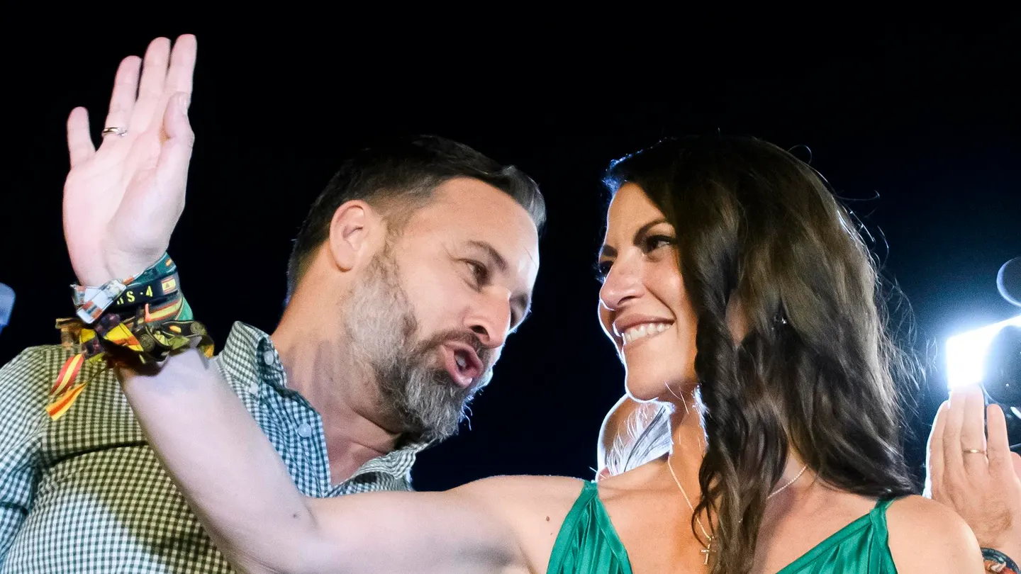 El líder nacional de VOX, Santiago Abascal, acompaña a la exdirigente del partido Macarena Olona. El líder nacional de VOX, Santiago Abascal, acompaña a la exdirigente del partido Macarena Olona.
