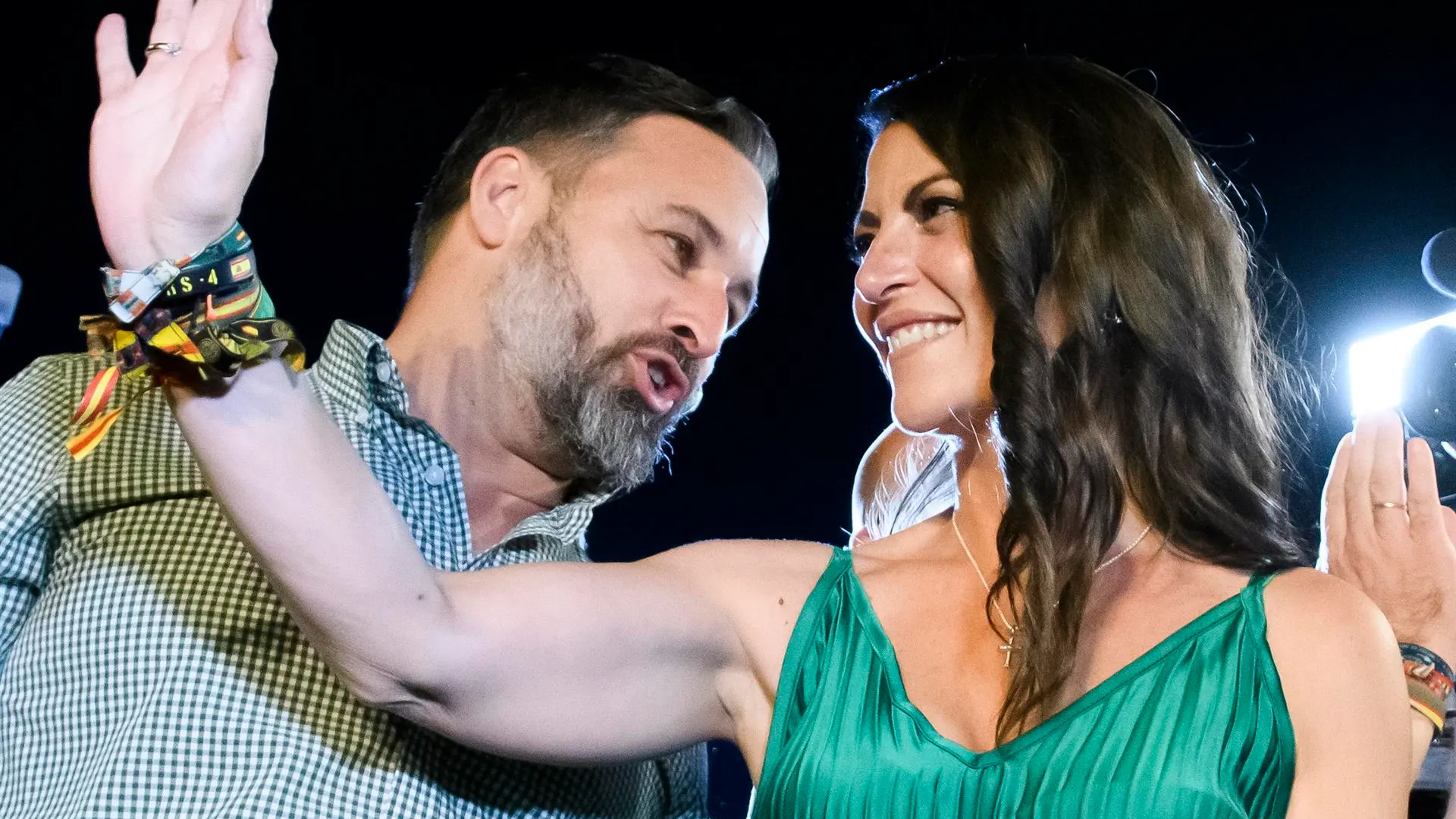 El líder nacional de VOX, Santiago Abascal, acompaña a la exdirigente del partido Macarena Olona. El líder nacional de VOX, Santiago Abascal, acompaña a la exdirigente del partido Macarena Olona.