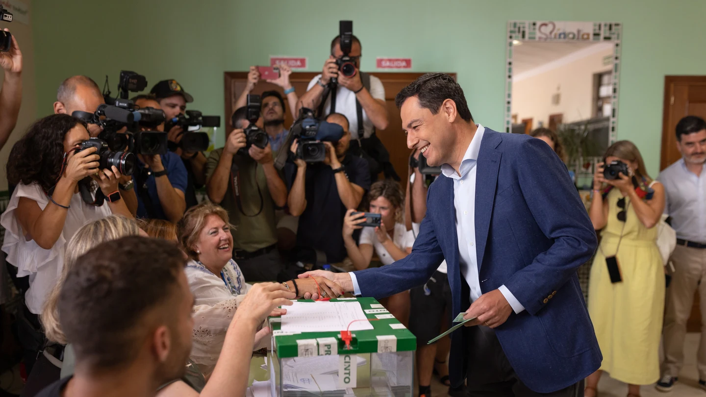 Juanma Moreno ejerce su derecho al voto en el colegio Sagrado Corazón de Málaga Juanma Moreno ejerce su derecho al voto en el colegio Sagrado Corazón de Málaga