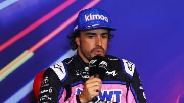 Fernando Alonso, ante los medios