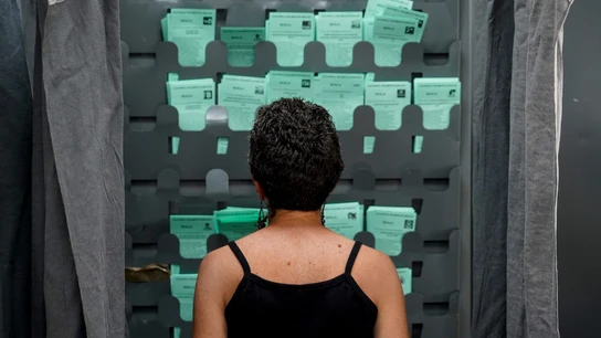 Una mujer observa las papeletas para ejercer su derecho al voto durante el día de las elecciones a la presidencia de la Junta de Andalucía a 19 de junio Una mujer observa las papeletas para ejercer su derecho al voto durante el día de las elecciones a la presidencia de la Junta de Andalucía a 19 de junio