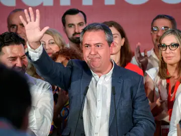 El candidato del PSOE a la presidencia de la Junta de Andalucía, Juan Espadas, durante su comparecencia esta noche en un hotel de Sevilla.