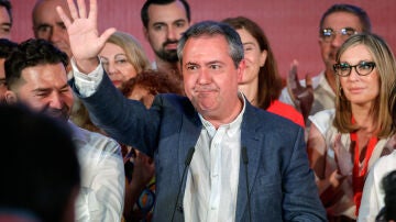 El candidato del PSOE a la presidencia de la Junta de Andalucía, Juan Espadas, durante su comparecencia esta noche en un hotel de Sevilla.